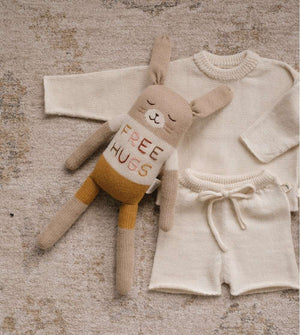 Main Sauvage Free Hugs Strickhase im Detail