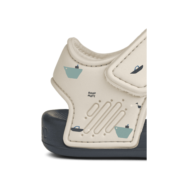Liewood Blumer Sandalen Sailing Sandy – Segelboot-Motiv im Detail