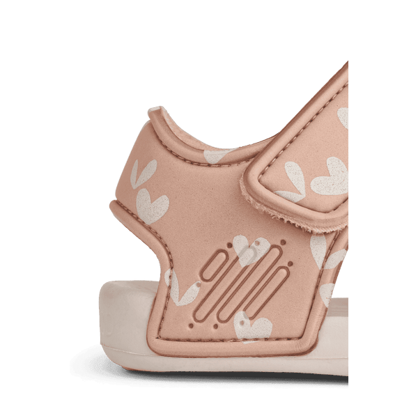 Liewood Blumer Sandalen Sweethearts – Herzchen-Print im Detail