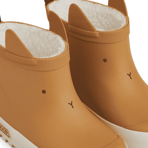 Kind trägt Liewood Jesse Thermo-Regenstiefel Golden Caramel