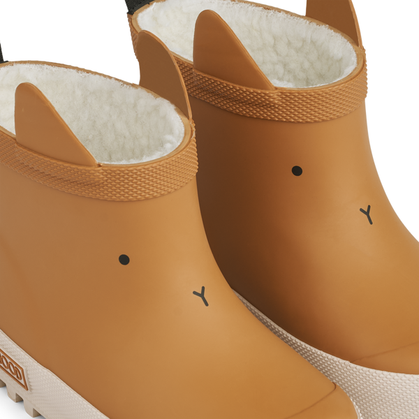 Kind trägt Liewood Jesse Thermo-Regenstiefel Golden Caramel