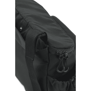 Liewood Olivie Organizer Schwarz am Kinderwagen befestigt