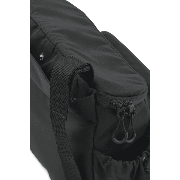 Liewood Olivie Organizer Schwarz am Kinderwagen befestigt