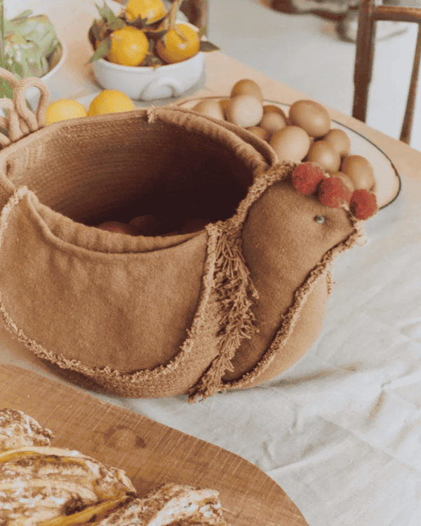 Hühnerkopf und Seilschwanz am Lorena Canals Korb im Detail