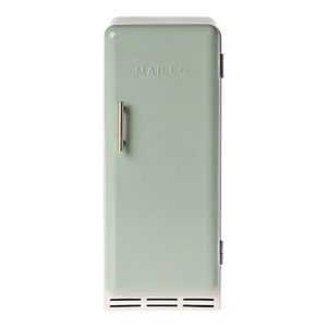 Maileg Kühlschrank Minze geöffnet mit mattierten Ablagen