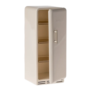 Maileg Miniatur Kühlschrank Weiss von der Seite
