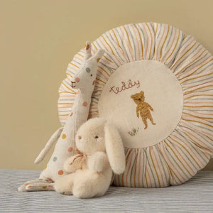 Maileg Mini Plüsch-Hase Cream in Kinderhand