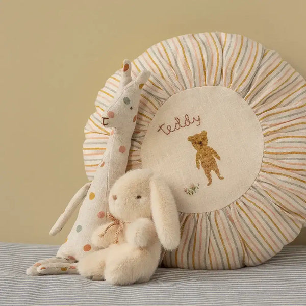 Maileg Mini Plüsch-Hase Cream in Kinderhand
