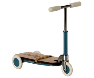 Maileg Trottinett Maus Blau, 8 x 7,5 cm aus Metall und Holz mit Garagenbox