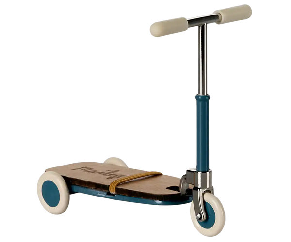 Maileg Trottinett Maus Blau, 8 x 7,5 cm aus Metall und Holz mit Garagenbox