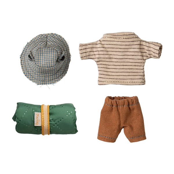 Wandermaus von Maileg mit Schlafsack und Magneten in den Händen