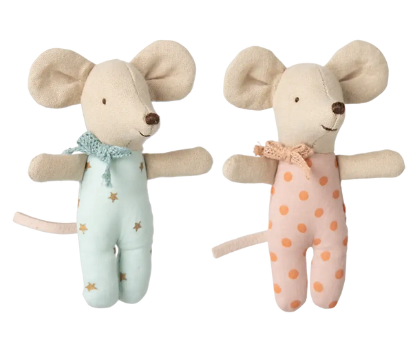 Zwei 8 cm grosse Babymäuse von Maileg nebeneinander schlafend