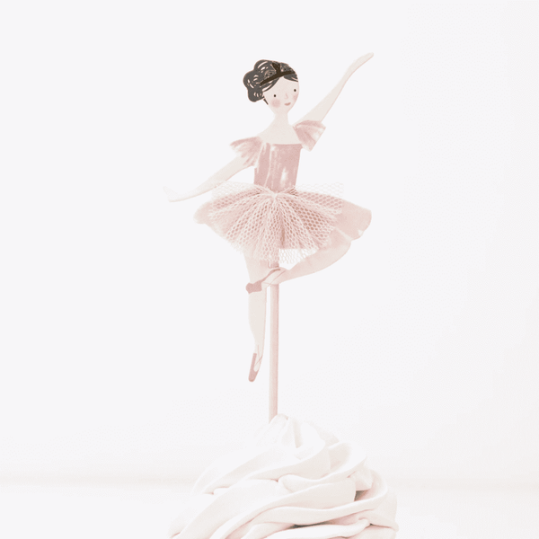 Cupcake mit Meri Meri Ballerina-Topper auf Holzstäbchen