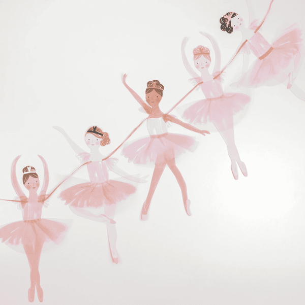 Meri Meri Ballerina Girlande als Deko im Kinderzimmer
