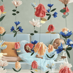 Papierblume der Meri Meri Blumenwand im Detail