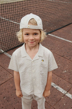 Elliot Set von Konges Sløjd mit Hemd, Strampler und Shark Cap