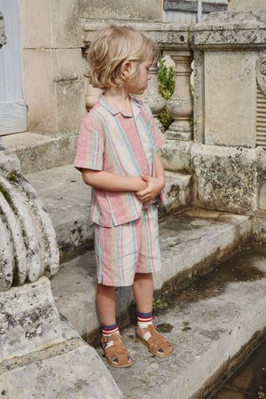 Kind trägt das Venice Sommerhemd Stan Stripe von Konges Sløjd