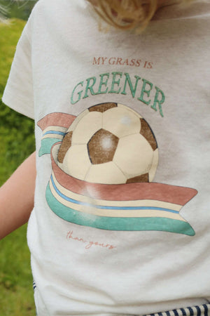 Era T-Shirt Kick it von Konges Sløjd getragen im Freien