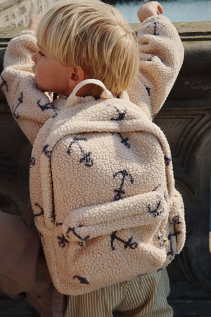 Kind mit dem Teddy-Rucksack Ancher auf dem Weg zur Kita