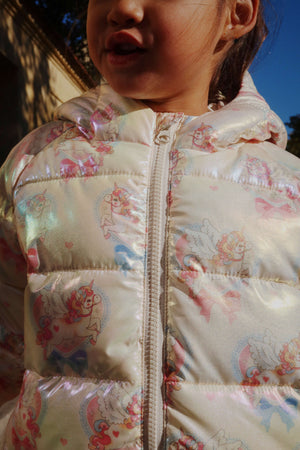 Kind bewegt sich frei in der Kath Winterjacke von Konges Sløjd