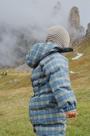 Kind trägt die Louli Balaclava Stripe Bluie von Konges Sløjd