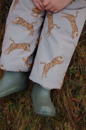 Schneehose Mismou Tiger Oak – elastische Fussschlaufe im Detail