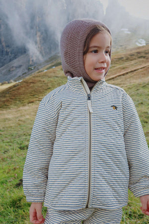 Kind in warmer Streifenjacke Stripe Bluie in der Natur