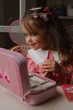 Verstellbare Kinderringe des Konges Sløjd Schmuck-Sets in Pink