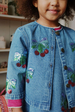 Kind trägt das Magot Jeansshirt Amarena von Konges Sløjd