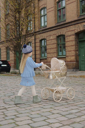 Sparkly Puppenwagen Pram Cherry von Konges Sløjd im Kinderzimmer