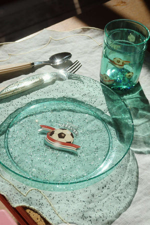 Konges Sløjd Kinderbesteck Creme und Onyx beim Essen
