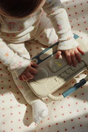 Konges Sløjd Baby Boombox Multi von der Seite