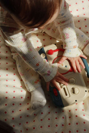 Baby spielt mit der Konges Sløjd Baby Boombox Multi