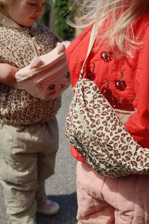 Rückseite der Konges Sløjd Juno Bomberjacke Fiery Red mit Stickerei