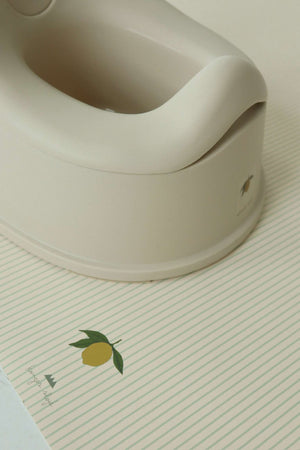 Konges Sløjd My First Potty Töpfchen Lemon im Einsatz