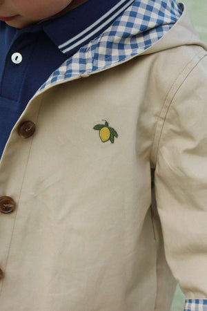 Kindertrenchcoat von Konges Sløjd in Beige von der Seite
