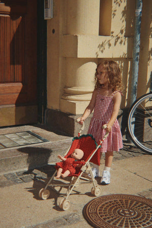 Konges Sløjd Fraise Puppenwagen – Seitenansicht