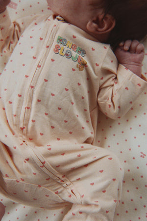 Konges Sløjd Strampler Basic Teddy Coeur – Herz-Teddy-Print im Detail