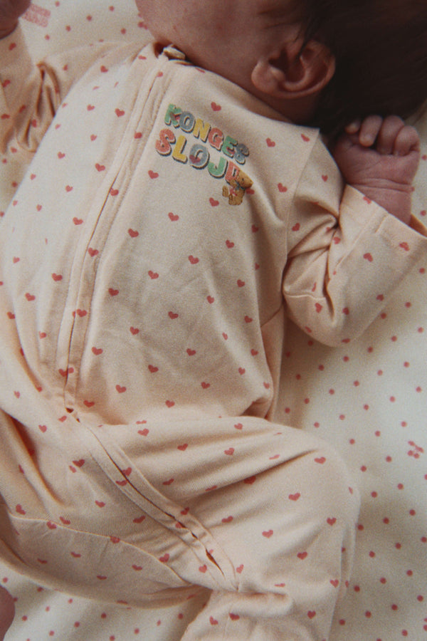 Konges Sløjd Strampler Basic Teddy Coeur – Herz-Teddy-Print im Detail