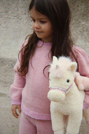 Kuscheltier Einhorn Starlight von Konges Sløjd beim Spielen