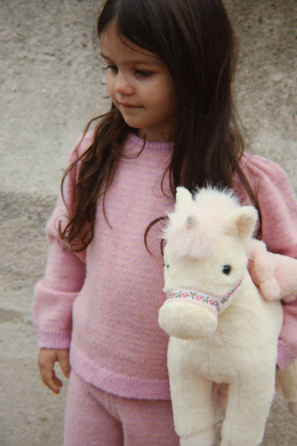 Kuscheltier Einhorn Starlight von Konges Sløjd beim Spielen