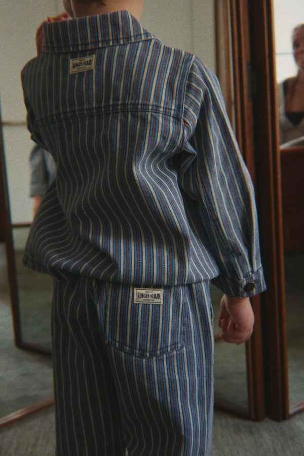Kind trägt Magot Jeans von Konges Sløjd in Tricolore Bleu