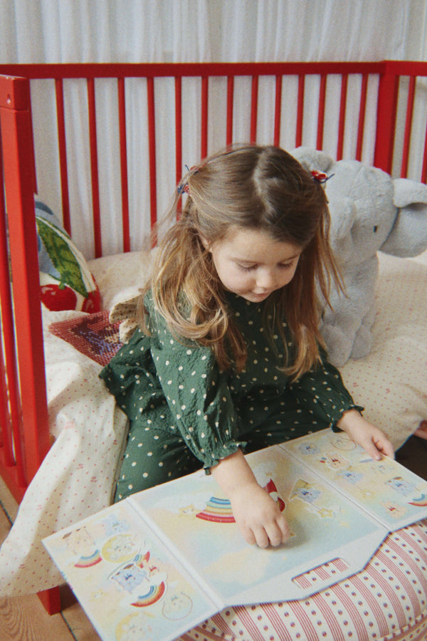 Kind spielt mit dem Sticker-Buch von Konges Sløjd