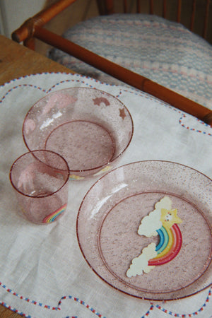 Gedeckter Kindertisch mit dem Glitzer-Geschirrset Rainbow von Konges Sløjd