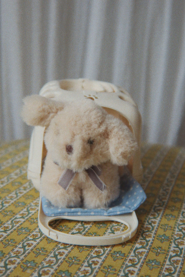 Mini-Kuscheltier Hund Take Care of Me von Konges Sløjd im Spiel