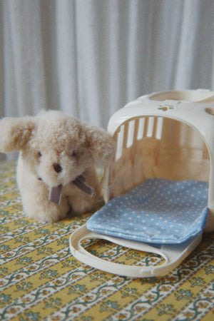 Mini-Kuscheltier Hund Take Care of Me von Konges Sløjd mit Häuschen