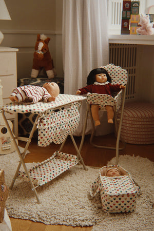 Kleidung und Nuggi der Babypuppe Lola von Konges Sløjd