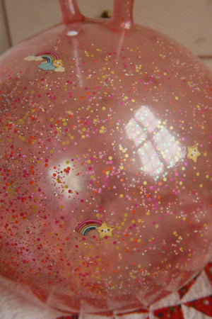 Griff des Glitzer-Hüpfballs Rainbow von Konges Sløjd für sicheren Halt