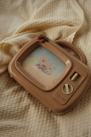 Spielzeug-Fernseher My Melody Cherry von Konges Sløjd, Blick auf den Drehknopf