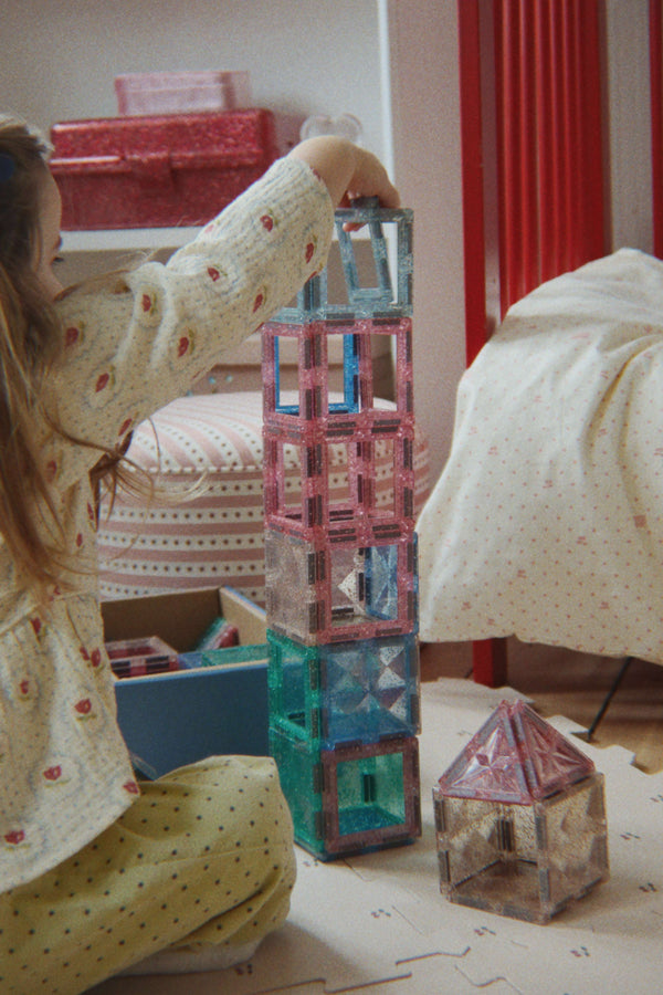 Magnetbausteine von Konges Sløjd, Bauplättchen klicken magnetisch zusammen